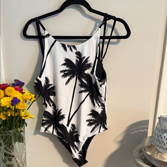 Cupshe Black and White Palm Tree One Piece Swimsuit - Picture 1 of 4